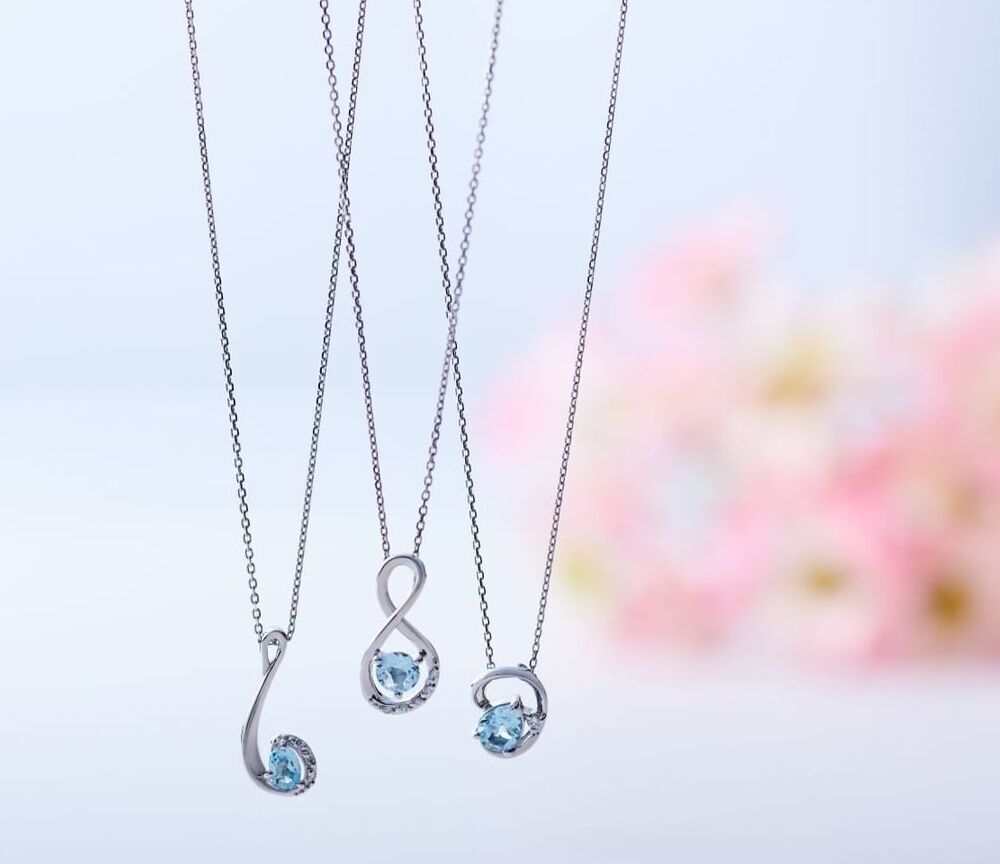 ４℃の3本のアクアマリンネックレス