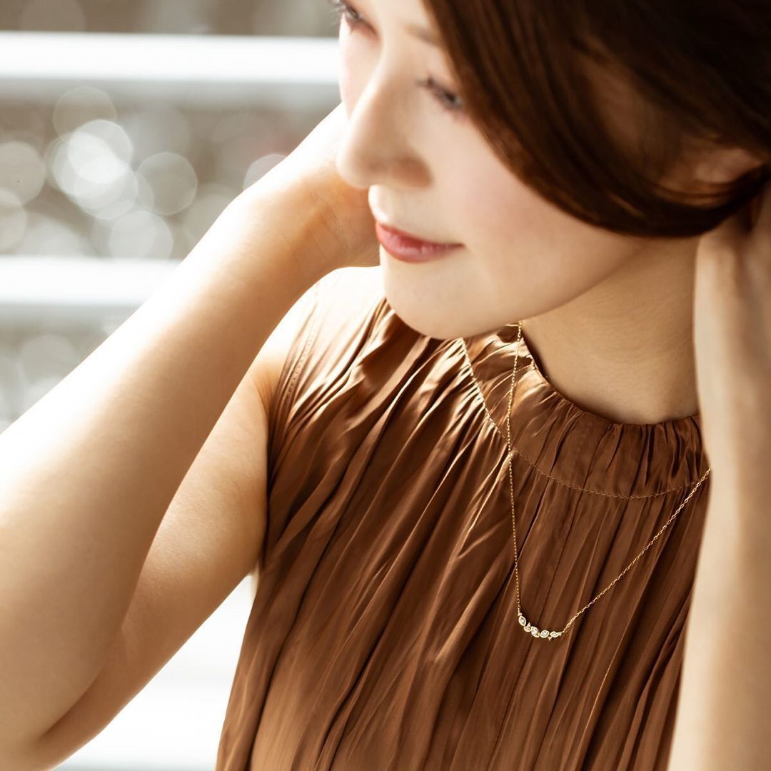 Autumn GARDENの４℃ネックレスを身に着けた女性