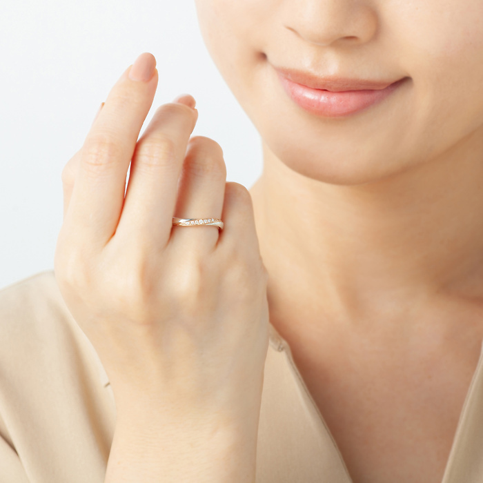 ４℃ペアリングを身に着けた女性