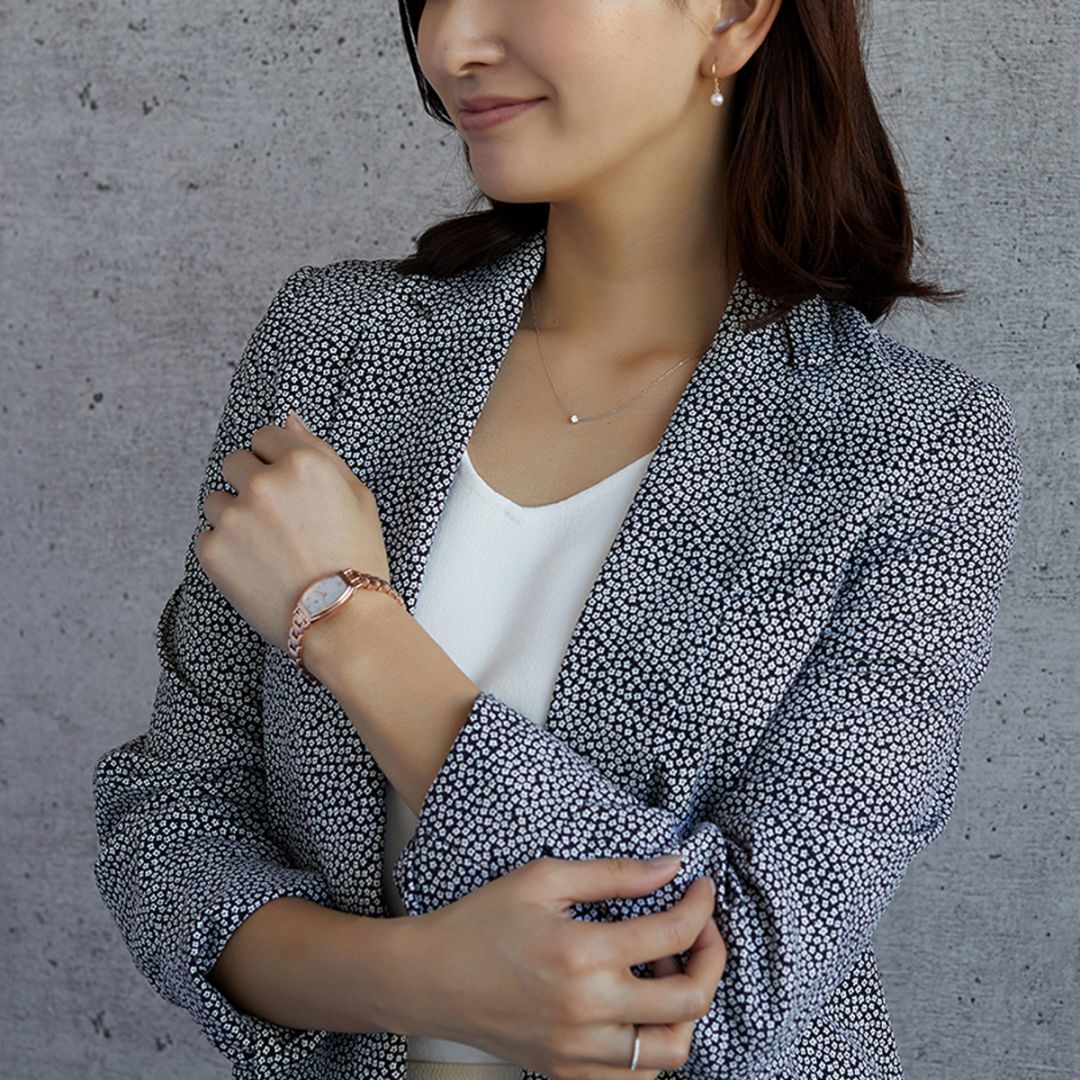 ４℃のジュエリーと腕時計を身に着けた女性