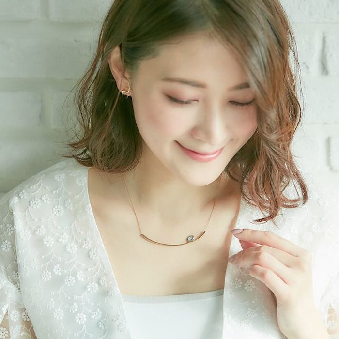 ４℃Noble of Waterのジュエリーを身に着けた女性