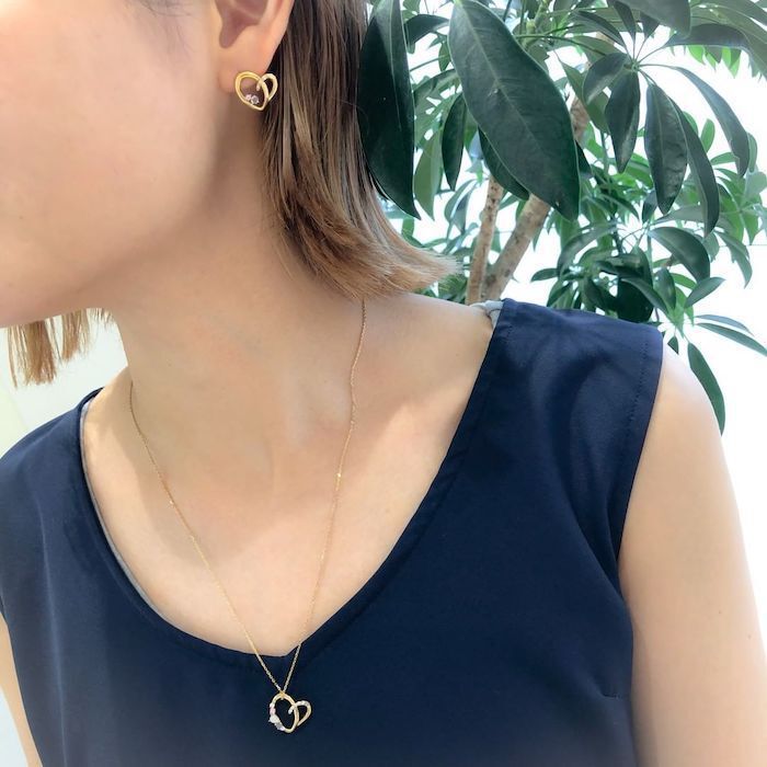 ４℃のMoon Embraceを身に着けた女性