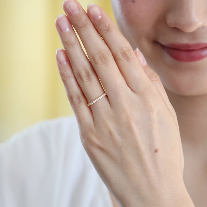 ４℃のエタニティリングを着ける女性