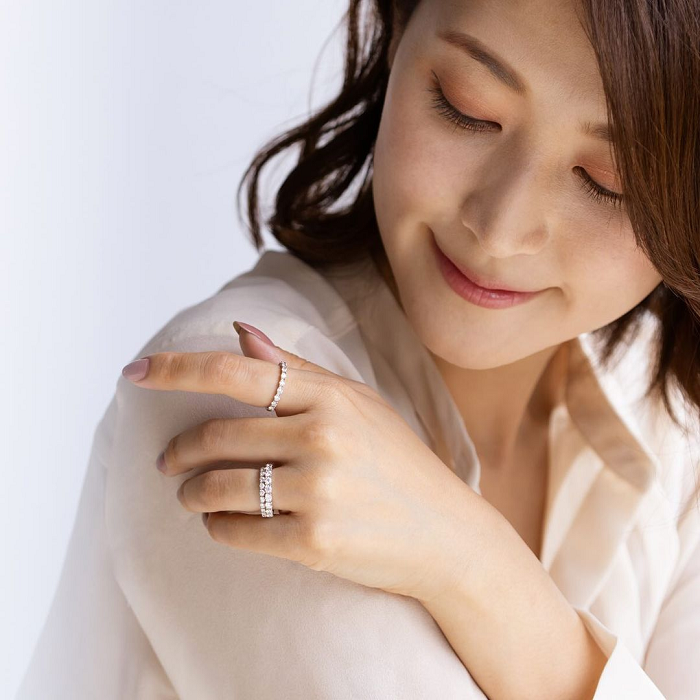 ４℃の美しいエタニティリングを身に着ける女性