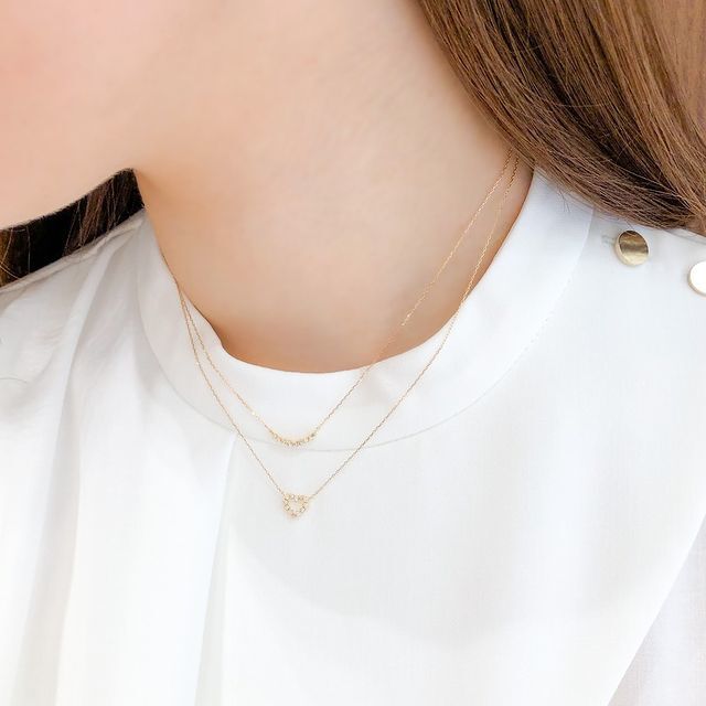 ４℃Gold Jewelryを身に着けた女性