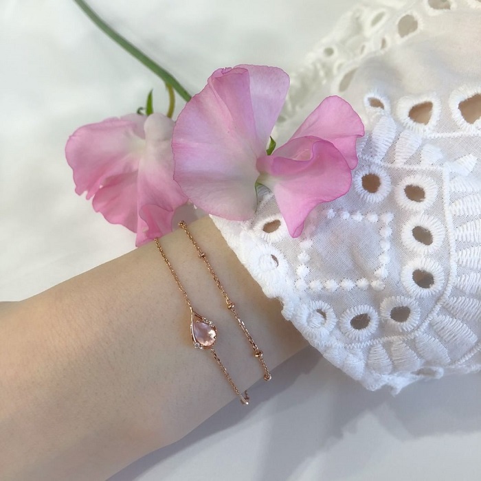 Sakura Collectionのブレスレットを身に着けた女性