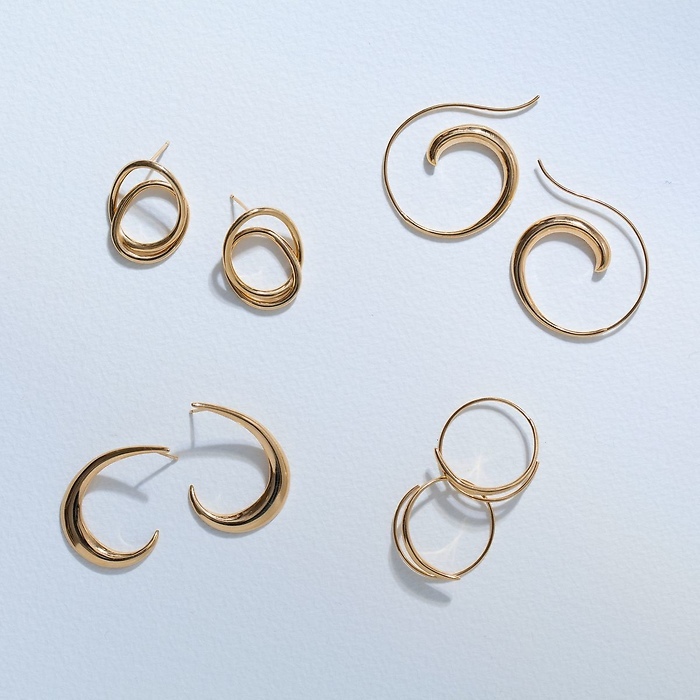 エレガントな４℃の大ぶりピアス