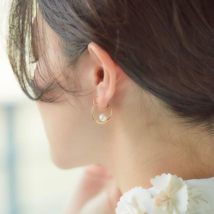４℃のパールピアスを身に着けた女性