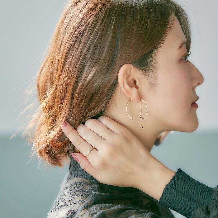 ４℃のアシンメトリーデザインピアスを身に着けた女性