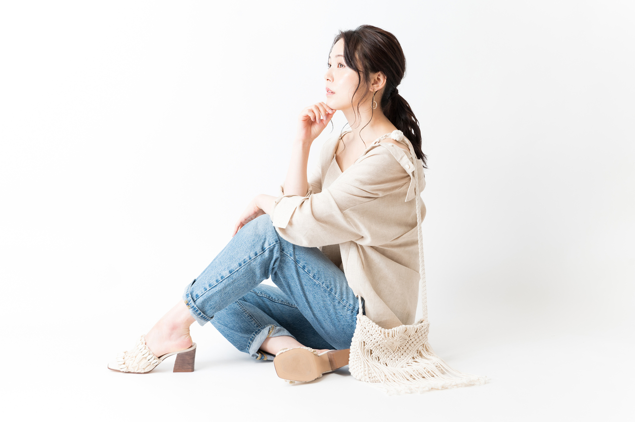 デニムファッションの女性