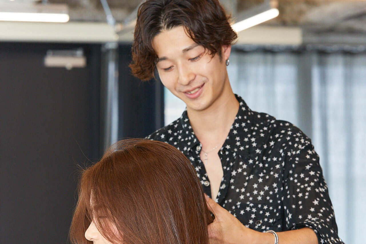 4℃のシンプルで上品な一粒ダイヤネックレス。ヘアスタイルで抜け感を。