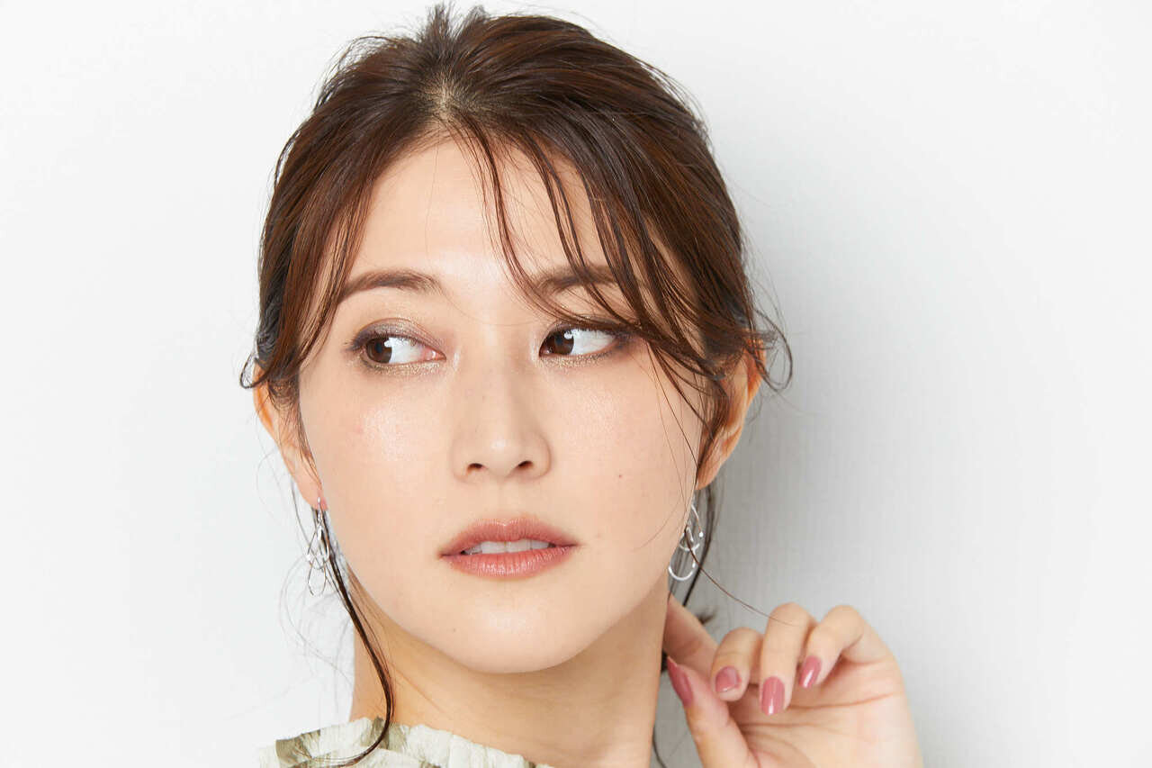 「アップスタイル×ジュエリー」でつくる上品なこなれ感