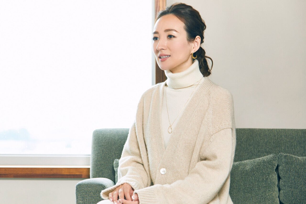 「冬のきれいめカジュアルはゴールドのジュエリーをそえて」：星玲奈さん