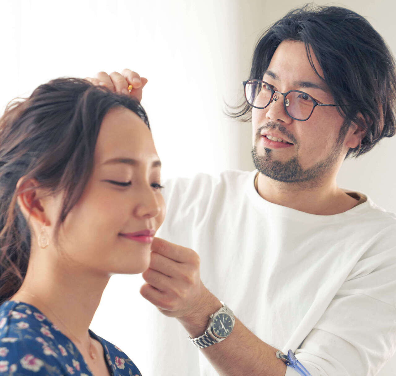 華やかな桜色×ナチュラルメイクで春らしい横顔を演出して