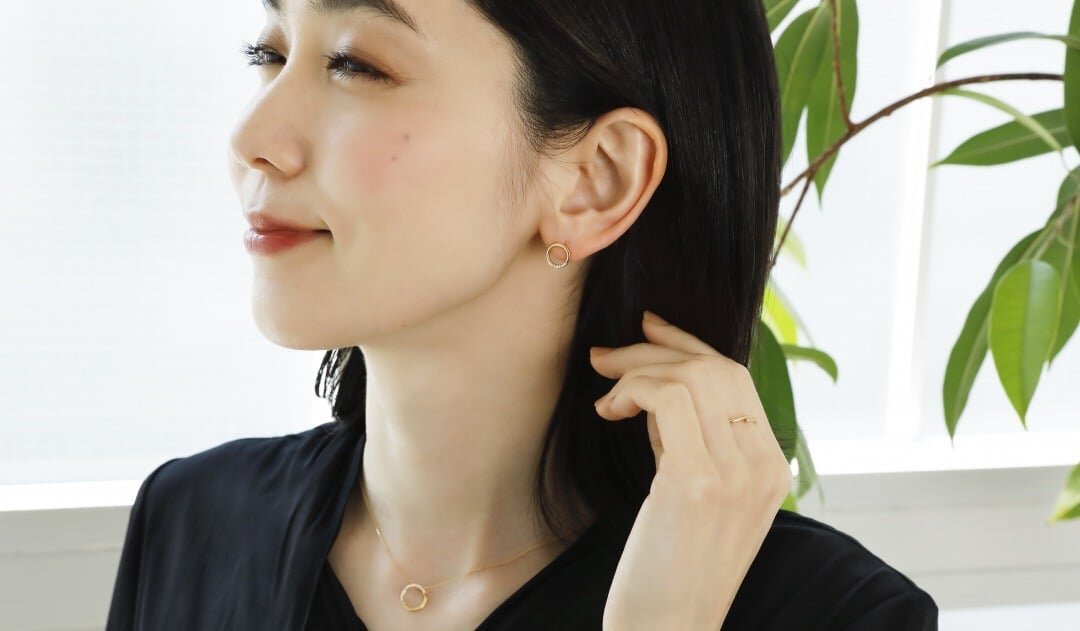 春の大人オフィスコーデは、ジュエリーで差をつける！