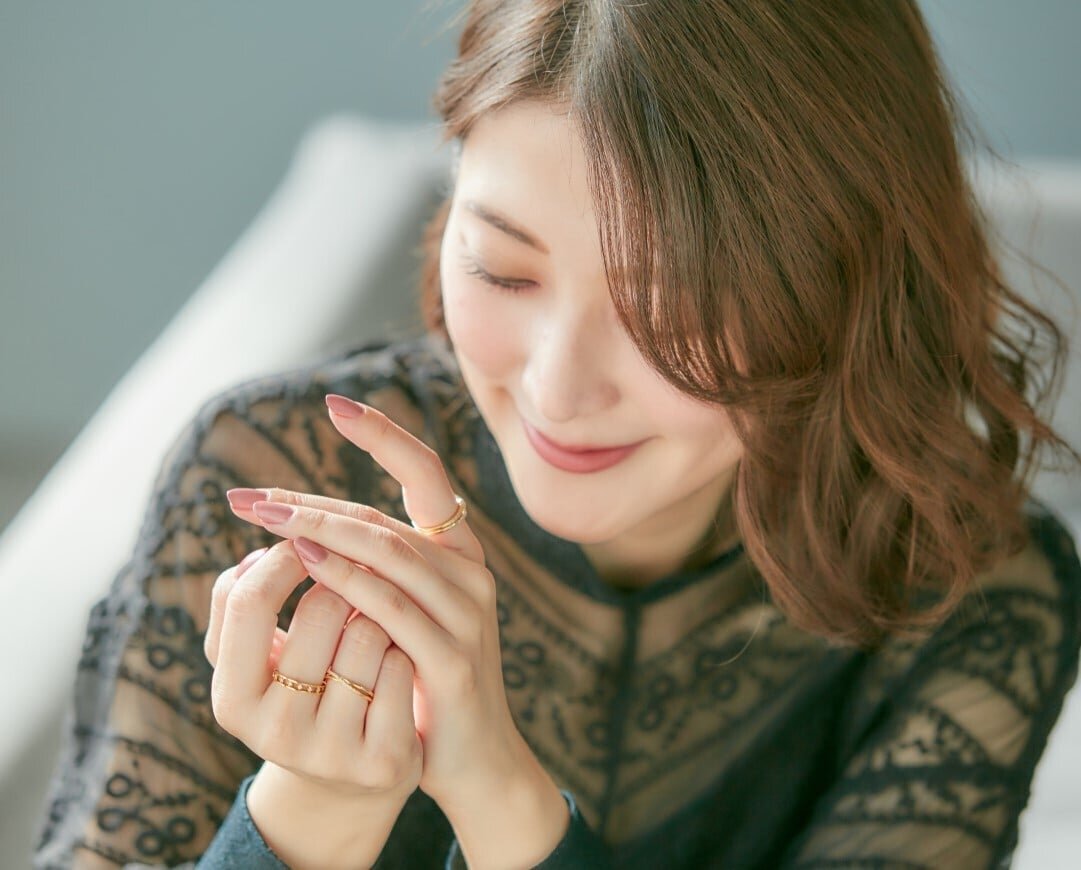大人の女性ならではのモノトーンコーデを。アイテム選びのポイントとは