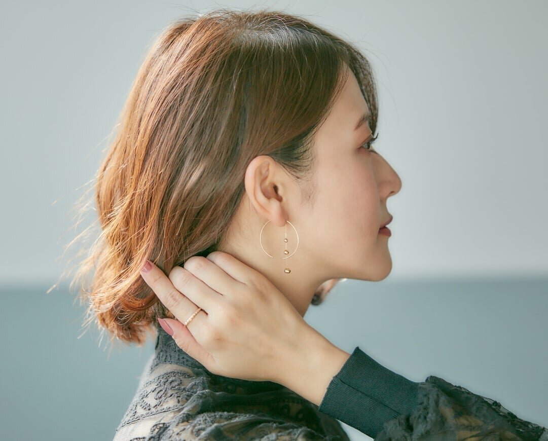 40代が意識したい大人コーデのポイント。洗練された女性に魅せるジュエリーも