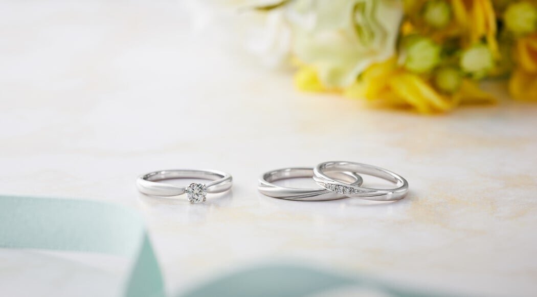 婚約指輪・結婚指輪を重ね着けするメリット。おしゃれに着けるポイントとは