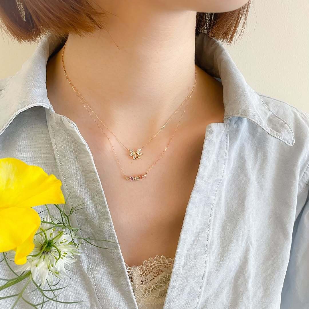 顔タイプ「キュート」に似合う服や髪型、ジュエリーなどを紹介