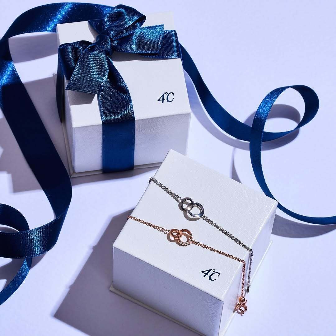 大学生の彼女へ贈るクリスマスプレゼント。喜ばれる上質なジュエリーとは？