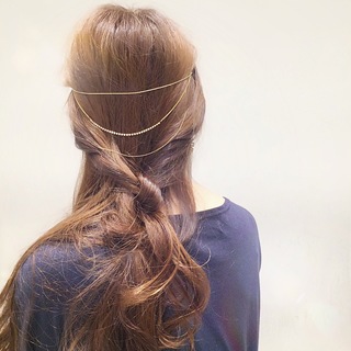 バックカチューシャ風に使えるヘアアクセサリー。これ一つ...