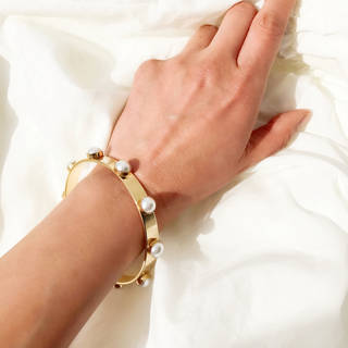 ゴールドのバングルに10粒のパールが付いたこのアイテム...