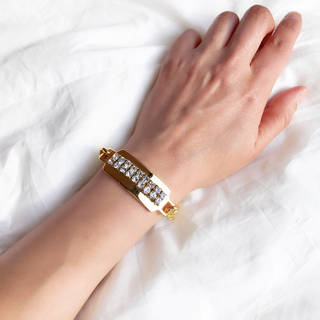 ゴールドのプレートにビジューが輝く上品なブレスレット。...