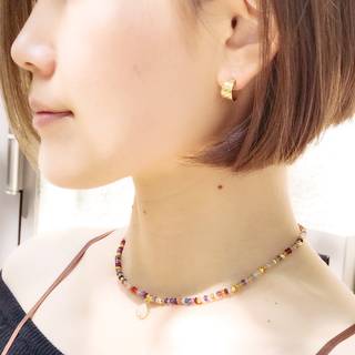 カラフルな天然石が首元を華やかにしてくれる天然石チョー...
