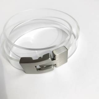 クリアな透け感が特徴のバングルは、これからの暑い季節に...