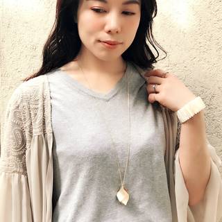 スクエアモチーフにヘアライン加工が施されたシャープで上...