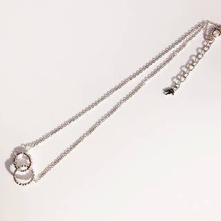 小さなハートでできたサークルが重なったネックレスです。...