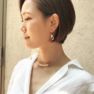 スワロフスキーがあしらわれたサークルイヤリング。動くた...