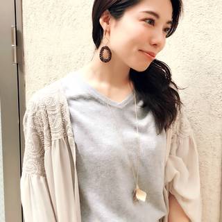 素材の持ち味がストレートに表現されたラタンピアス。旬な...