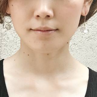 天然席のクオーツをあしらったピアスです。耳元でゆらゆら...