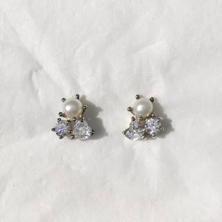 パールとキュービックジルコニアが組み合わさったピアス。...