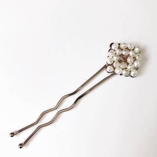 パールビーズをあしらった大人っぽいUピンは、華美すぎな...