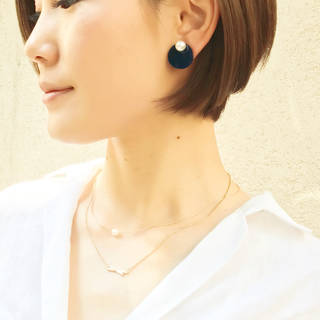 エマのような知的さを演出したいなら、ゴールドやシルバー...