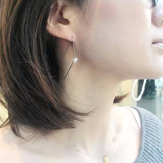 個性的なデザインが素敵なピアスです。繊細なシルバーの線...