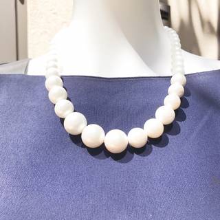 艶やかな光沢を放つ美しいパールネックレス。サイズグラデ...