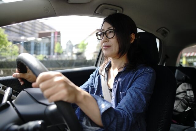 運転免許に必要な視力はどのくらい？検査内容や不合格時の対応、違反について						