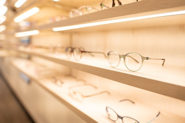 遠近両用メガネを選ぶならお店はどこがいい？選び方と購入後の慣れ方を解説
