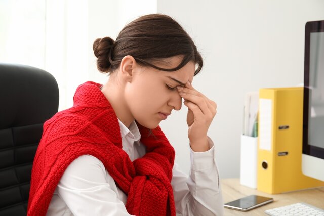コンタクトレンズを付けると頭痛がする…その理由は？原因と改善策を医師が解説