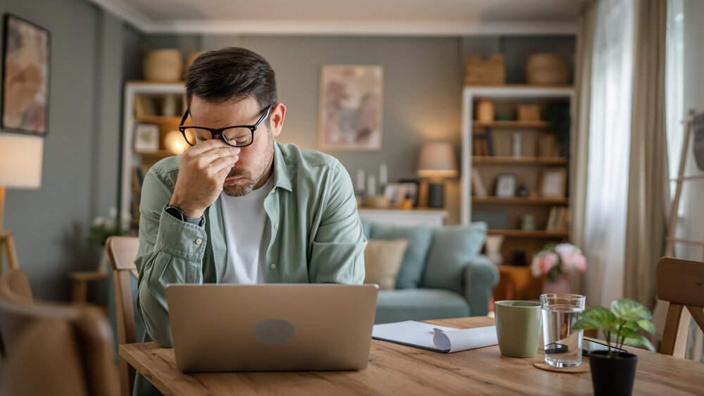 眼精疲労の原因は？医師が教える根本的な改善策と予防法