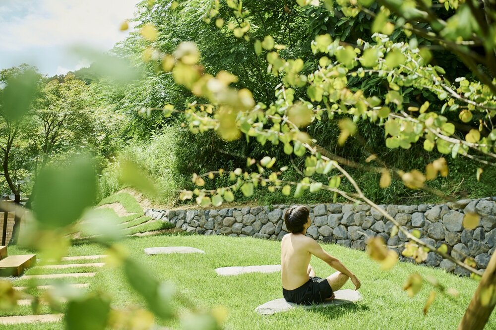 芝生ゾーン/ととのいイスやテント内での内気浴ゾーンも完備