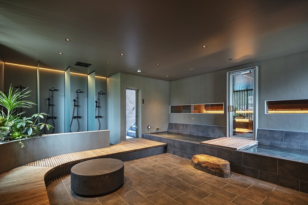 水風呂（左）だけでなく湯船（右）の用意もうれしいポイント