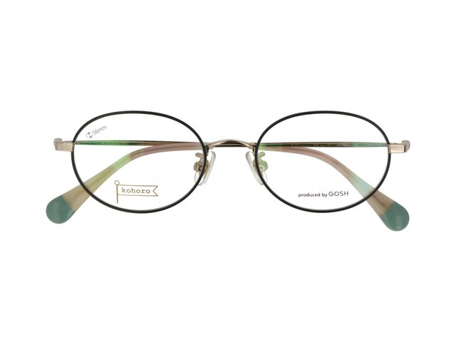 穏やかなグリーンが上品さを引き立てるメガネ。軽量で丈夫なステンレスフレームに、アセテートのテンプルが上質な風合いを添えています。丸みのあるシェイプは自然体のやさしさを演出し、日常に心地良くなじむデザイン。アクセサリー感覚で楽しめる色彩と遊び心で、毎日のコーディネートにも彩りを添えてくれます。