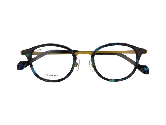 イエローとライトブルーの配色が、軽やかな印象を与えるメガネ。ユニークなカラーリングと丸みのあるシェイプは、「自分らしさ」を楽しみたい日にもぴったりです。見るためだけでなく表現するためのデザインが魅力で、アクセサリー感覚でコーディネートに彩りを添えてくれます。専用ケースとホルダー付きで使い勝手も抜群。