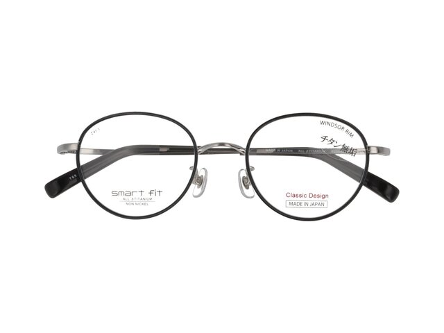 シルバーの輝きが上品なメガネ。軽量で弾力性のあるチタン素材を使用し、しなやかにフィットする快適なかけ心地を実現しています。大人らしいボストンシェイプは落ち着いた印象を与えつつ、程良いクラシック感で日常になじむデザイン。丈夫さと美しさを兼ね備え、長く愛用したくなるフレームです。