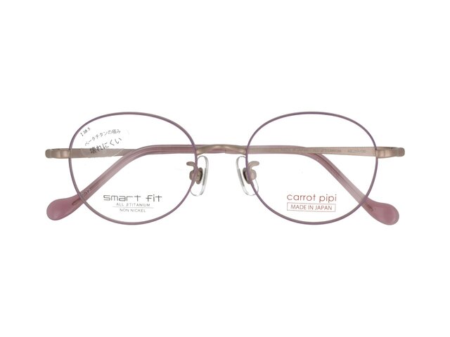 やさしい色合いのラベンダーが優雅さを引き立てるメガネ。高品質な国産メタルフレームに限定カラーを合わせ、トレンドのボストンシェイプで洗練された印象に仕上げています。軽やかで上品なカラーリングは、日常のスタイルにそっと華を添えてくれるおしゃれな1本です。