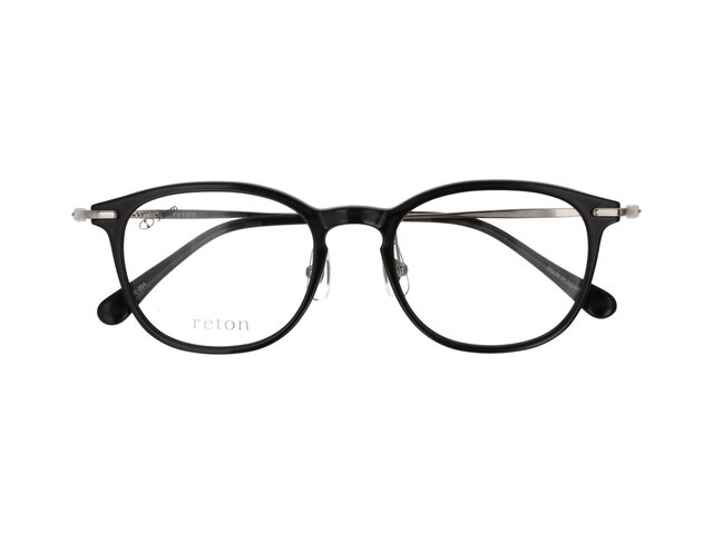 深いブラックが魅力を引き立てる1本。艶やかな質感が特徴のトロガミド素材と、繊細な彫金テンプルが上品な存在感を演出します。日本製ならではの軽さと快適なかけ心地で、オンでもオフでも活躍する万能デザイン。落ち着いた色味で大人のクラシックスタイルを楽しめるメガネです。